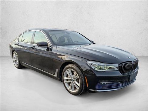 Used 2017 BMW 750i xDrive image 3