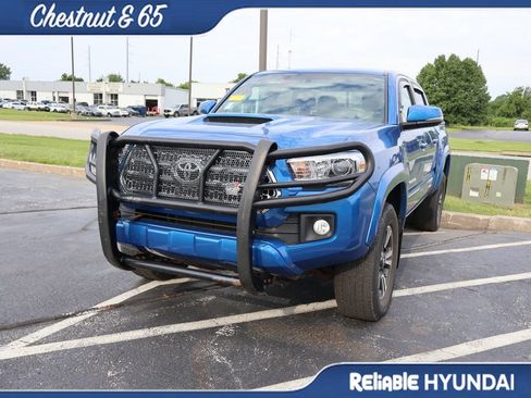 Used 2017 Toyota Tacoma TRD Sport AWD/4WD image 9