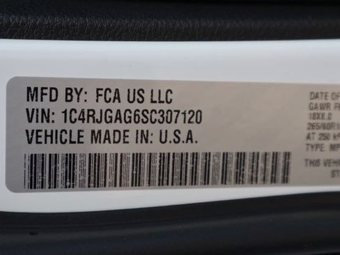Used 2025 Jeep Grand Cherokee Laredo X RWD image 30