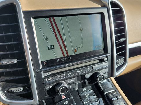 Used 2014 Porsche Cayenne S image 25