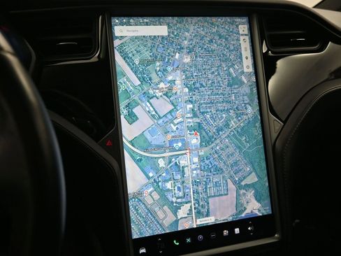 Used 2018 Tesla Model X 75D image 15