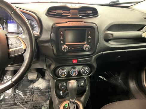 Used 2017 Jeep Renegade Latitude AWD/4WD image 23