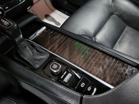 Used 2019 Volvo XC90 T5 Momentum w/ Multimedia Package image 37