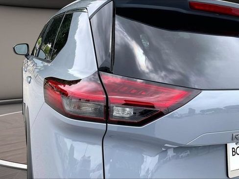 Used 2025 Nissan Rogue SL FWD image 28