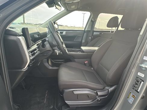 Used 2025 Hyundai Santa Fe SE FWD image 4