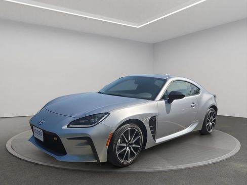 Used 2024 Toyota GR86 RWD image 2