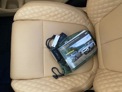 Used 2023 Jeep Grand Cherokee Summit AWD/4WD image 9