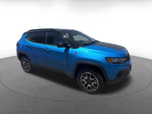 Used 2025 Jeep Compass Trailhawk AWD/4WD image 2