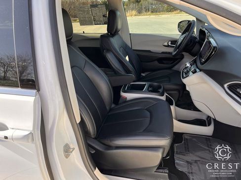 Used 2024 Chrysler Pacifica Touring-L image 25