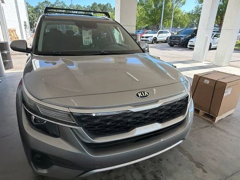 Used 2021 Kia Seltos S FWD image 2