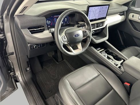 Used 2025 Ford Explorer Active w/ Active Comfort Package RWD image 10
