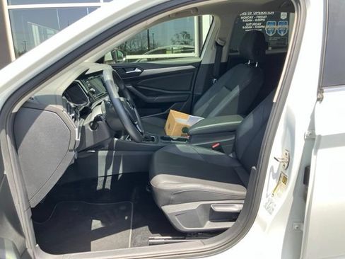 Used 2020 Volkswagen Jetta SE w/ SE Cold Weather Package FWD image 2