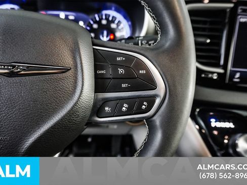 Used 2023 Chrysler Pacifica Touring-L FWD image 27