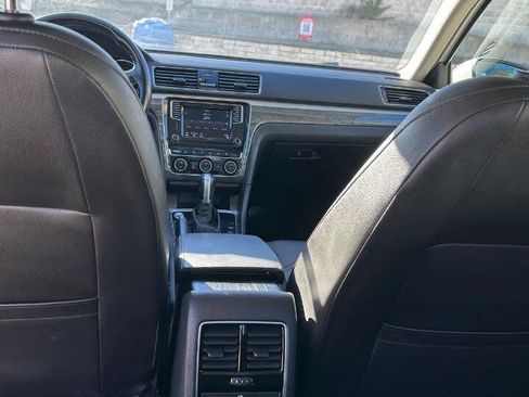 Used 2018 Volkswagen Passat 2.0T SE w/ SE Lighting Package image 34