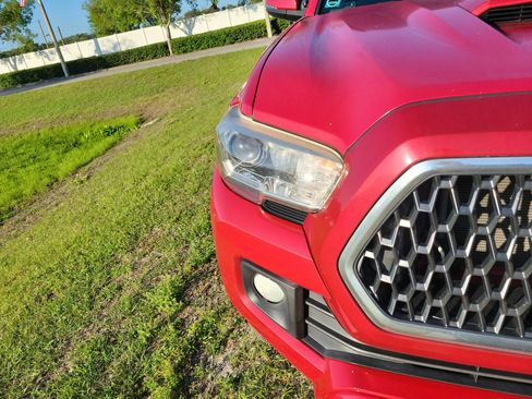 Used 2018 Toyota Tacoma TRD Sport image 11