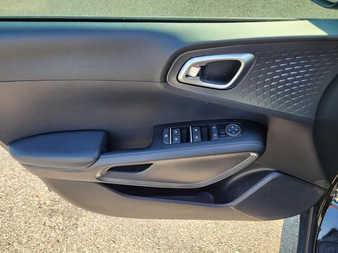 Used 2020 Kia Soul S FWD image 19