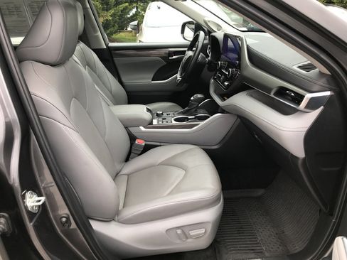 Used 2024 Toyota Highlander Limited image 32