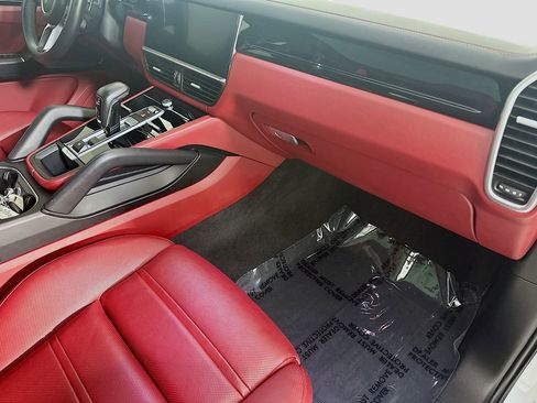 Certified 2023 Porsche Cayenne Platinum Edition image 30