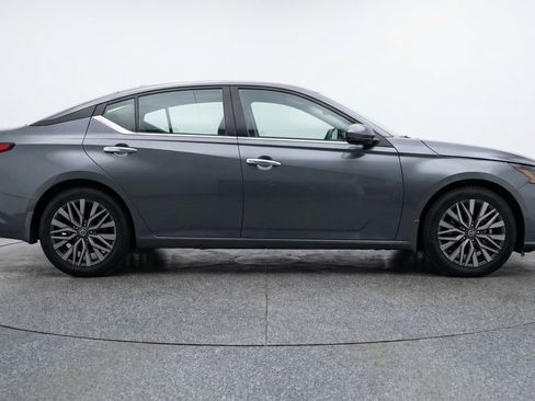 Used 2025 Nissan Altima 2.5 SV image 11