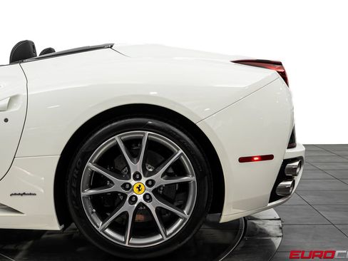 Used 2013 Ferrari California RWD image 17