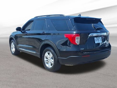 Used 2021 Ford Explorer XLT AWD/4WD image 3