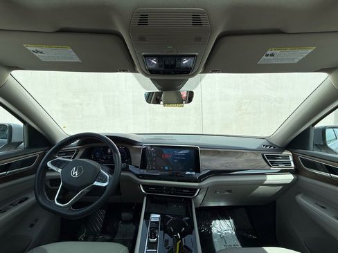 Used 2025 Volkswagen Atlas SE image 6