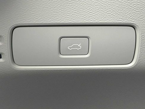 Certified 2023 Volvo XC40 B5 Plus w/ Protection Package Premier image 32