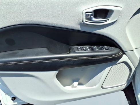 Used 2019 Jeep Compass Latitude FWD image 14