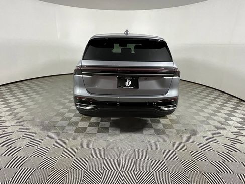 Used 2025 Lincoln Nautilus Premier image 8