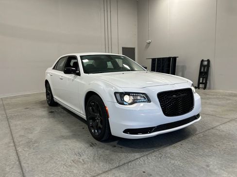 Used 2022 Chrysler 300 Touring w/ Sport Appearance Package image 4