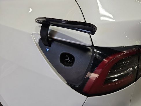Used 2022 Tesla Model Y Long Range image 5