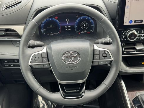 Used 2024 Toyota Highlander Limited image 25