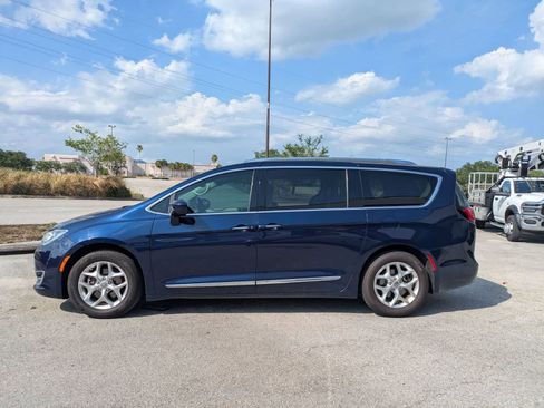 Used 2018 Chrysler Pacifica Touring-L Plus w/ Tire & Wheel Group FWD image 7