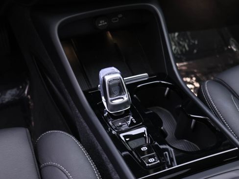 Certified 2024 Volvo XC40 B5 Plus image 16