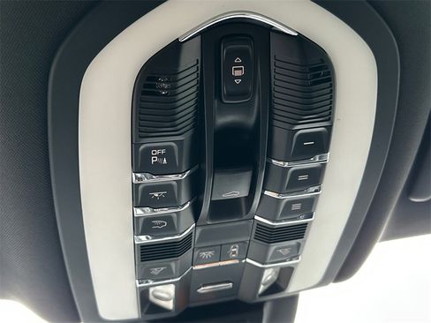 Used 2020 Porsche Macan image 30