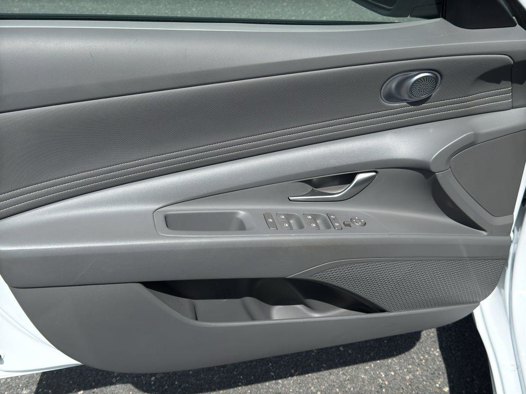 Used 2025 Hyundai Elantra SEL FWD image 9
