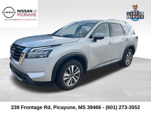 Used 2025 Nissan Pathfinder SL FWD image 1