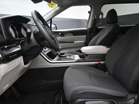 Used 2024 Kia Carnival LX FWD image 17