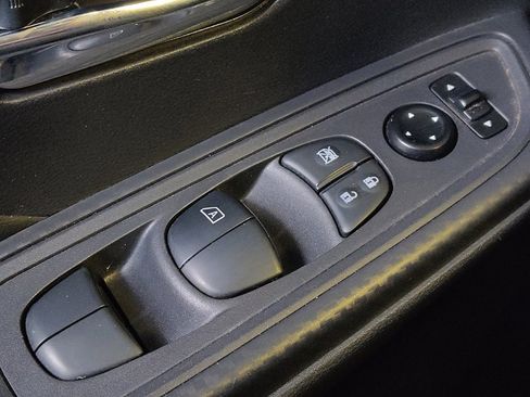 Used 2020 Nissan Versa SV FWD image 27