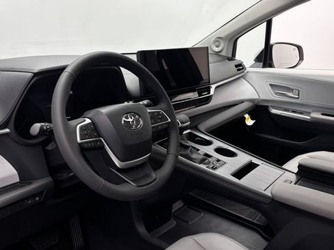Used 2026 Toyota Sienna XLE FWD image 14