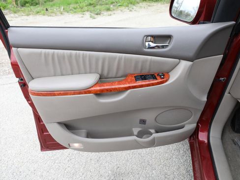 Used 2010 Toyota Sienna XLE FWD image 18
