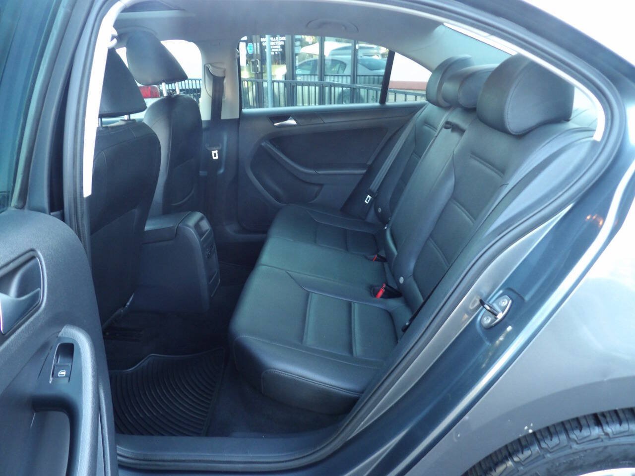 Used 2011 Volkswagen Jetta SE FWD image 9
