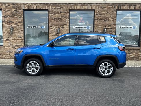 Used 2025 Jeep Compass Latitude AWD/4WD image 2