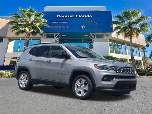 Used 2022 Jeep Compass Latitude w/ Sun and Sound Group FWD image 2