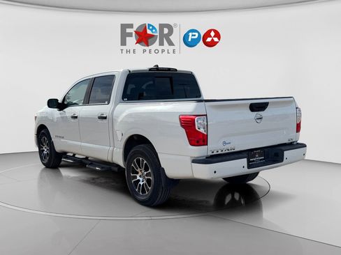 Used 2022 Nissan Titan SV w/ SV Convenience Package image 3