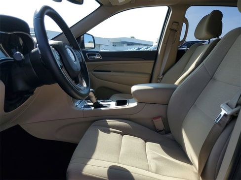 Used 2017 Jeep Grand Cherokee Laredo w/ Quick Order Package 2BE image 19