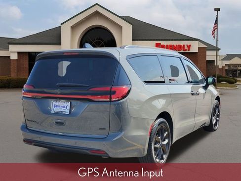 Used 2023 Chrysler Pacifica Touring-L w/ S Appearance Package AWD/4WD image 4