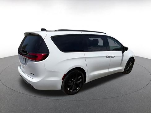 Used 2025 Chrysler Pacifica Limited FWD image 16