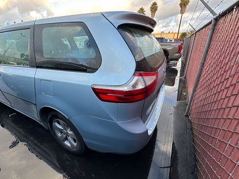 Used 2015 Toyota Sienna L image 4
