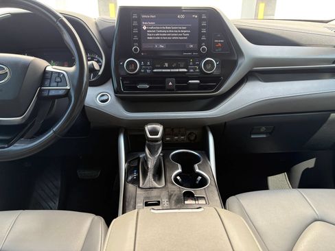 Used 2020 Toyota Highlander XLE FWD image 12